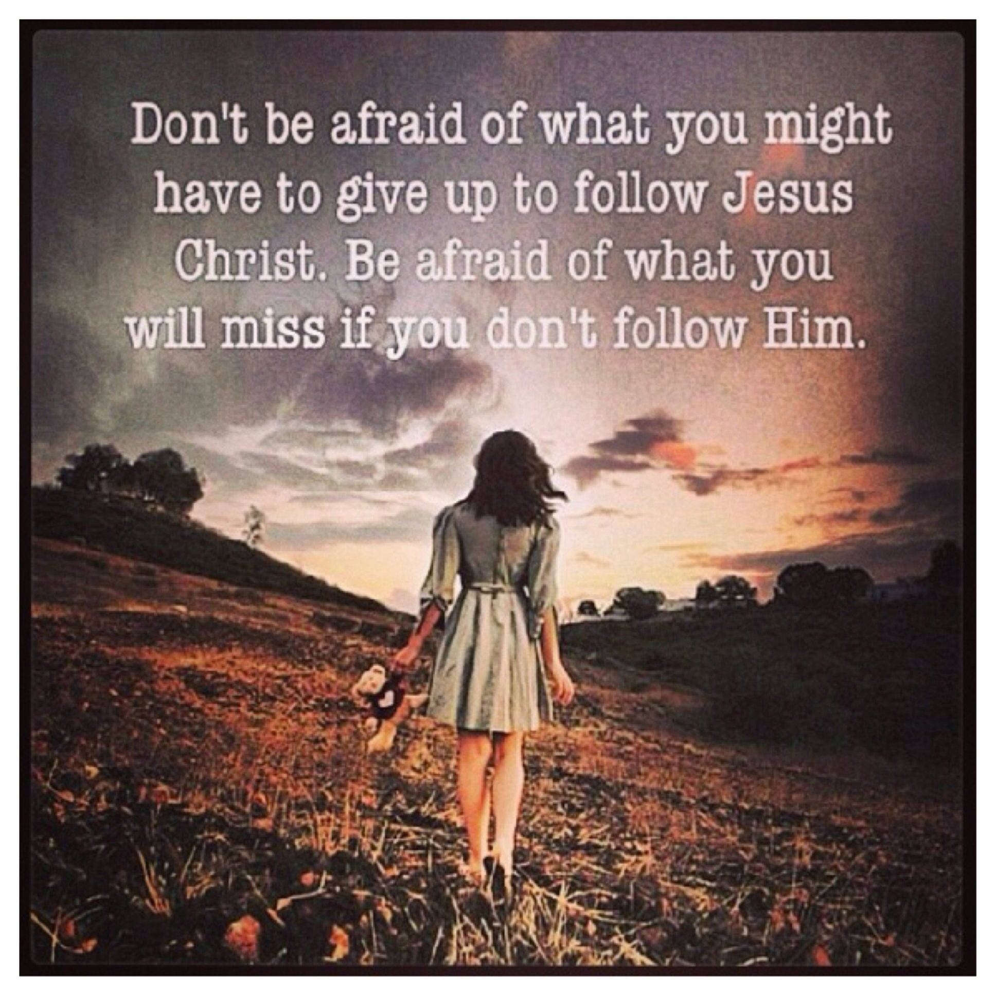 God Quotes 桌布 壁紙 — 一個女孩在日落時獨自穿過田野，抱著一隻泰迪熊，上面覆蓋著鼓舞人心的文字。
