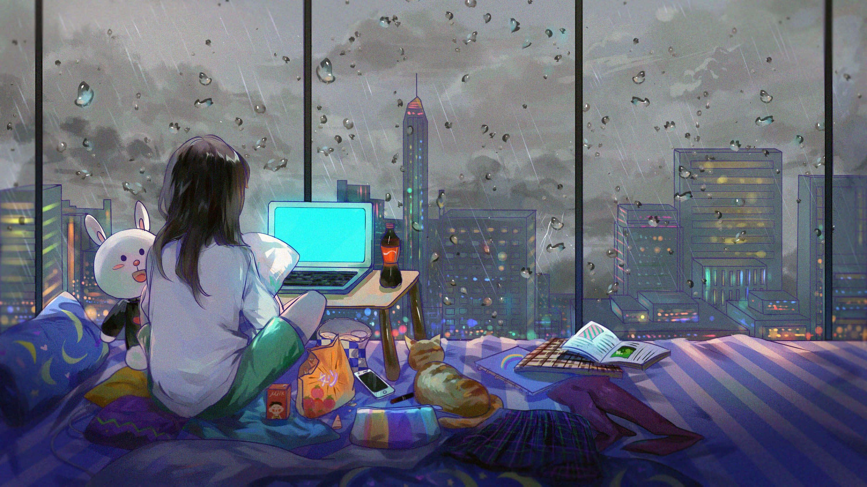 Lo Fi Anime Chill 桌布 壁紙 — 一個女孩坐在床上，帶著筆記型電腦和零食，看著雨水沿著窗戶流下，窗外是霓虹燈閃爍的城市夜景。