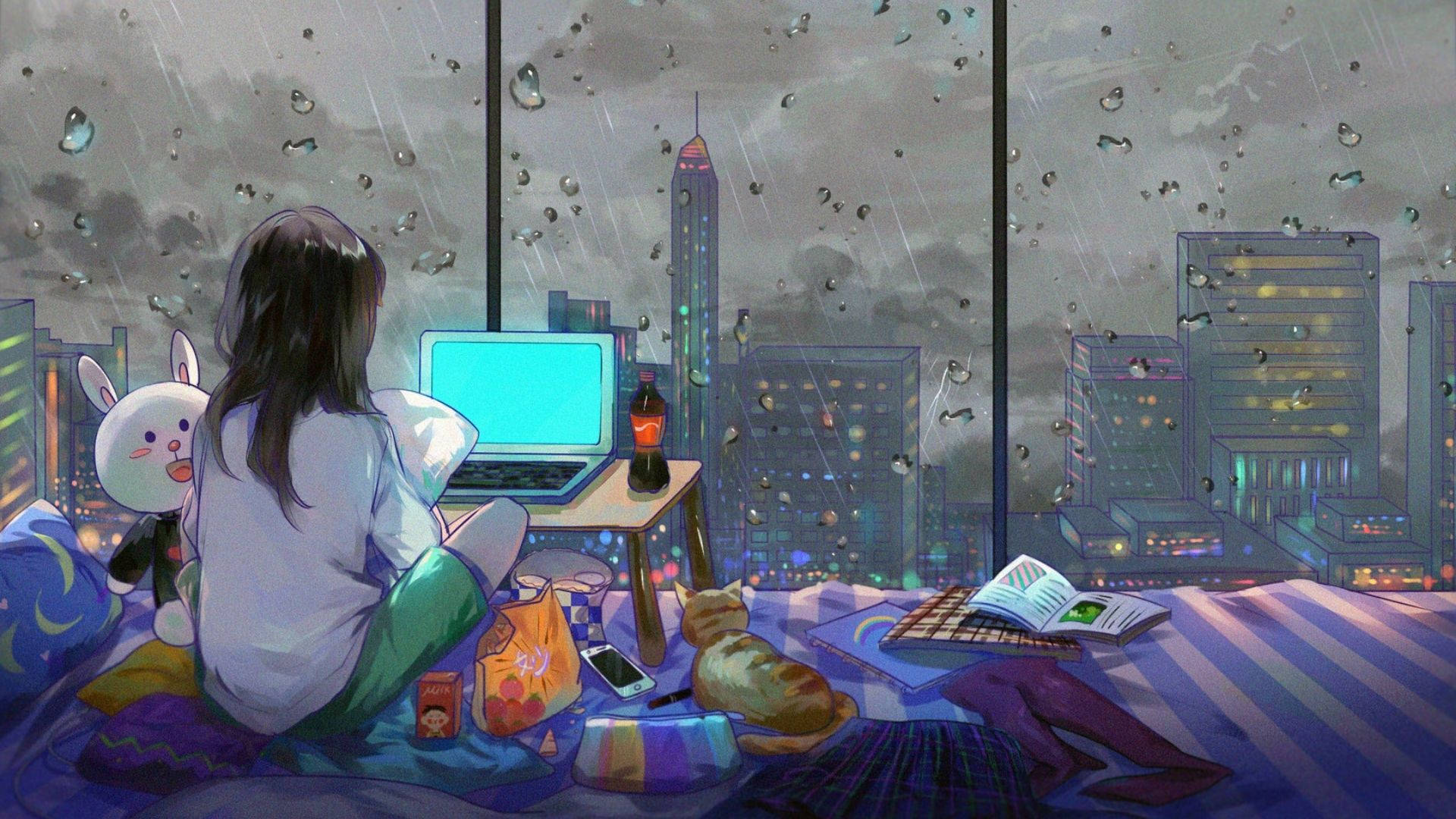 女孩在床上帶著筆記型電腦和絨毛玩具，看著夜間城市窗戶上的雨水。 — 動漫房間 壁紙