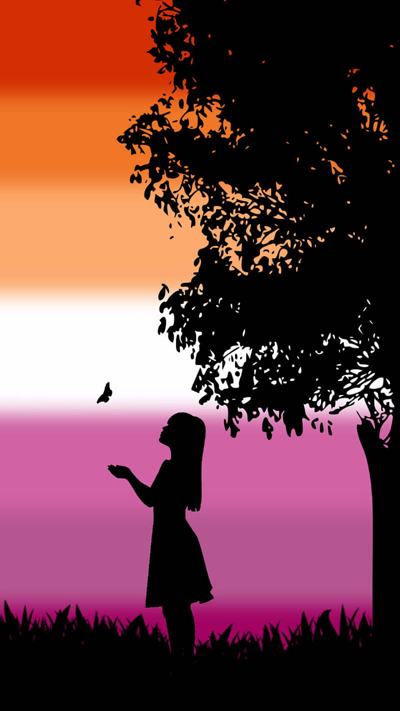 Lesbian Flag 桌布 壁紙 — 一個女孩的剪影，在充滿活力的橙色和粉紅色日落天空下，伸手觸碰樹旁的一隻蝴蝶。
