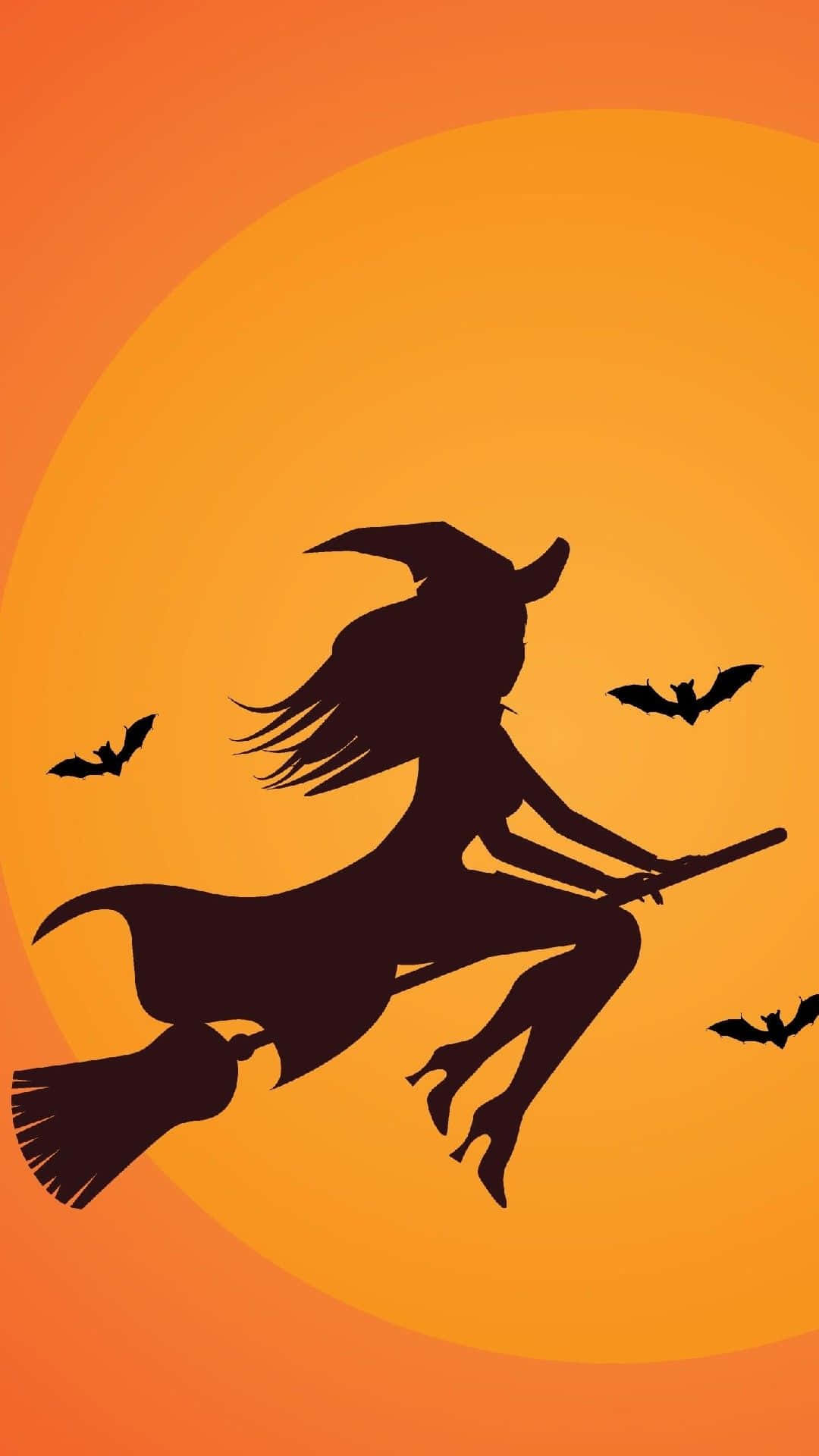 Witches Broom 桌布 壁紙 — 一個女巫剪影騎著掃帚飛向發光的橙色滿月，蝙蝠在她周圍盤旋。