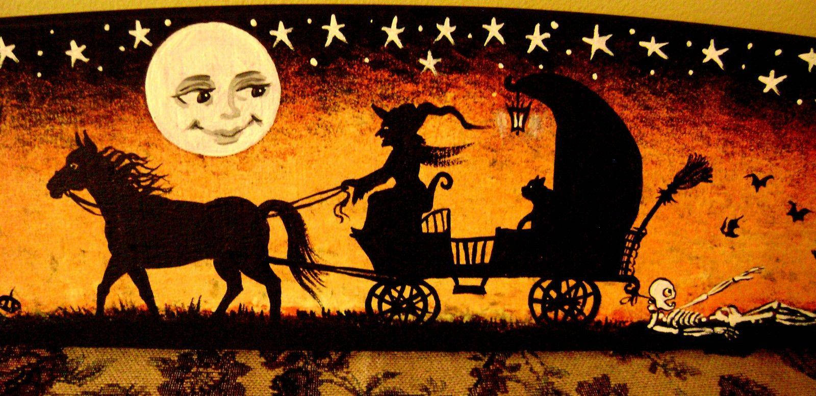 Vintage Halloween 桌布 壁紙 — 一個女巫在微笑的月亮和星星下騎著馬車，附近有一個骷髏在休息。