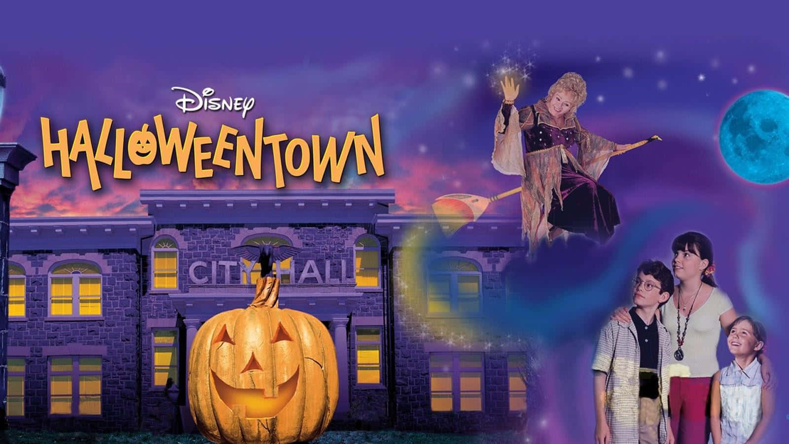 Halloweentown 桌布 壁紙 — 一個女巫騎著掃帚飛過一個發光的傑克南瓜燈和一個家庭，在紫色暮色天空下，在陰森的市政廳前。