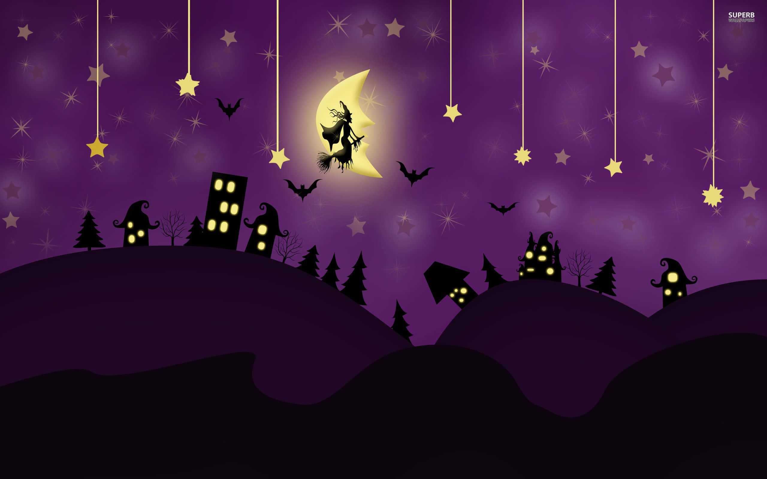Spooky Halloween 桌布 壁紙 — 一個女巫騎著掃帚飛過新月，發光的星星懸掛在紫色夜晚中陰森的房子上方。