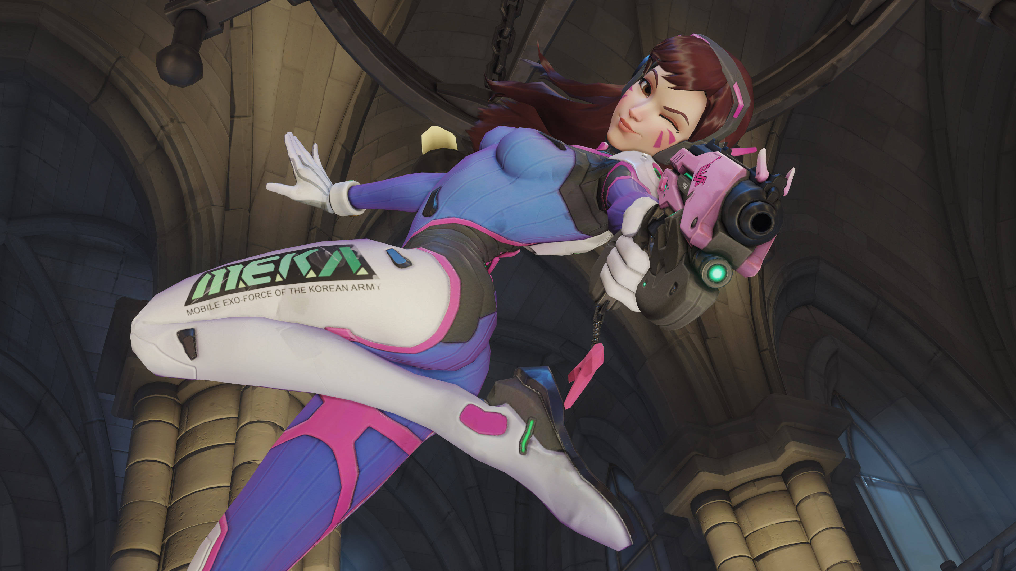 4K 鬥陣特攻 桌布 壁紙 — 一個女性動漫角色穿著藍色、粉紅色和白色的套裝，手持粉紅色武器跳過石頭大教堂。