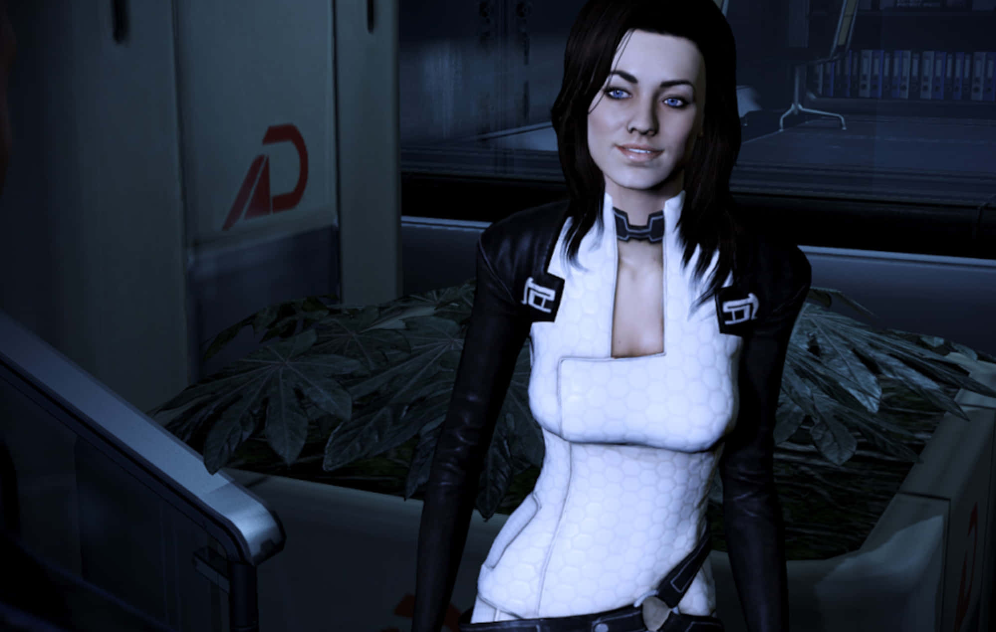 Miranda Lawson 桌布 壁紙 — 一個女性角色穿著未來主義的白色和黑色服裝，自信地站在光線昏暗的科幻室內，周圍有大型葉狀植物。