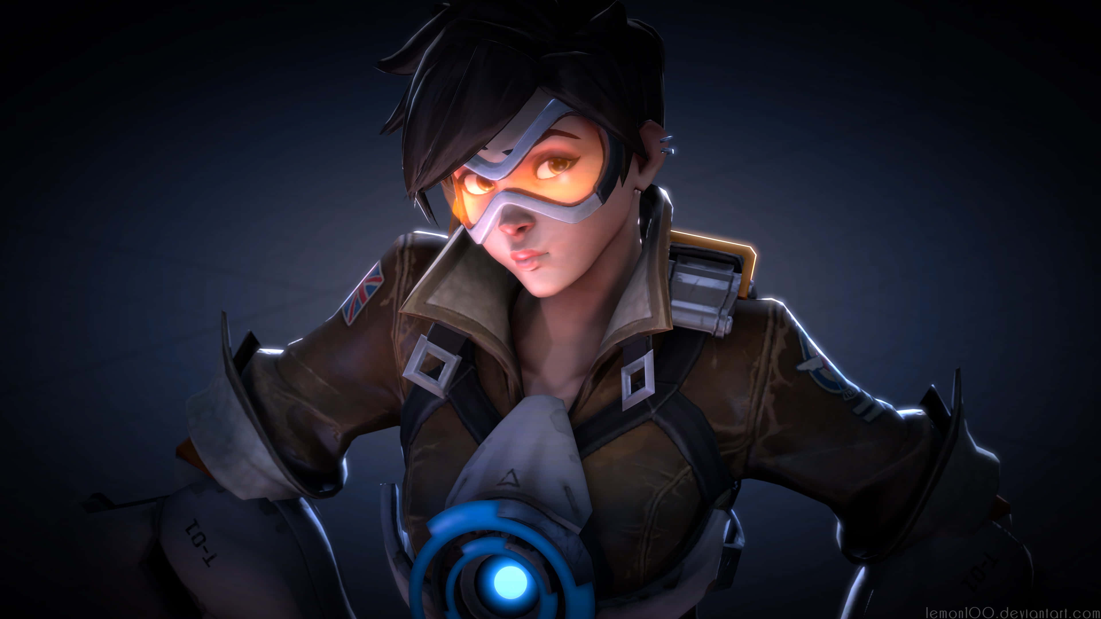 HD Overwatch 桌布 壁紙 — 一個女性電子遊戲角色，戴著發光的橙色護目鏡和藍色能量裝置，在黑暗背景下凝視著。