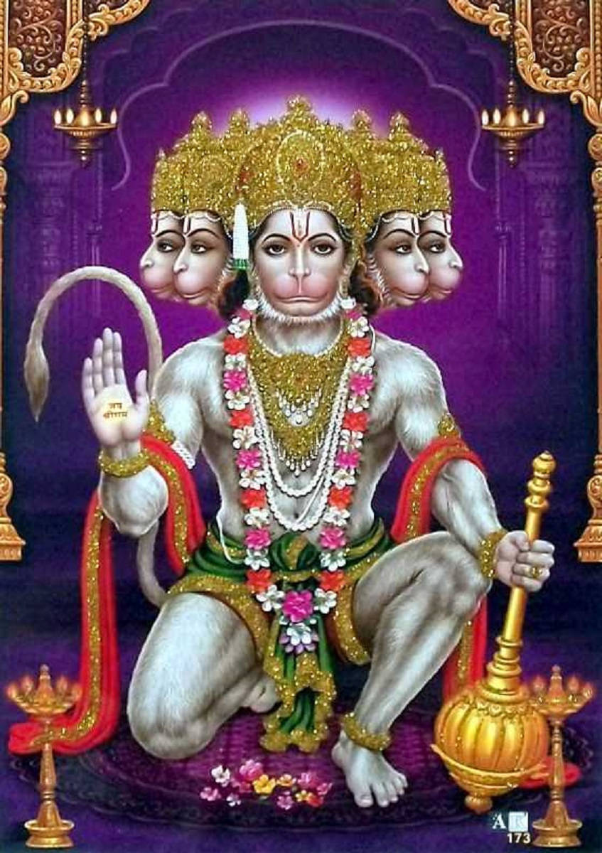 hanuman art 桌布 壁紙 — 一個威嚴的三頭猴神，飾有黃金珠寶和花環，端莊地坐在一個帶有華麗金色燈飾的紫色寶座上。