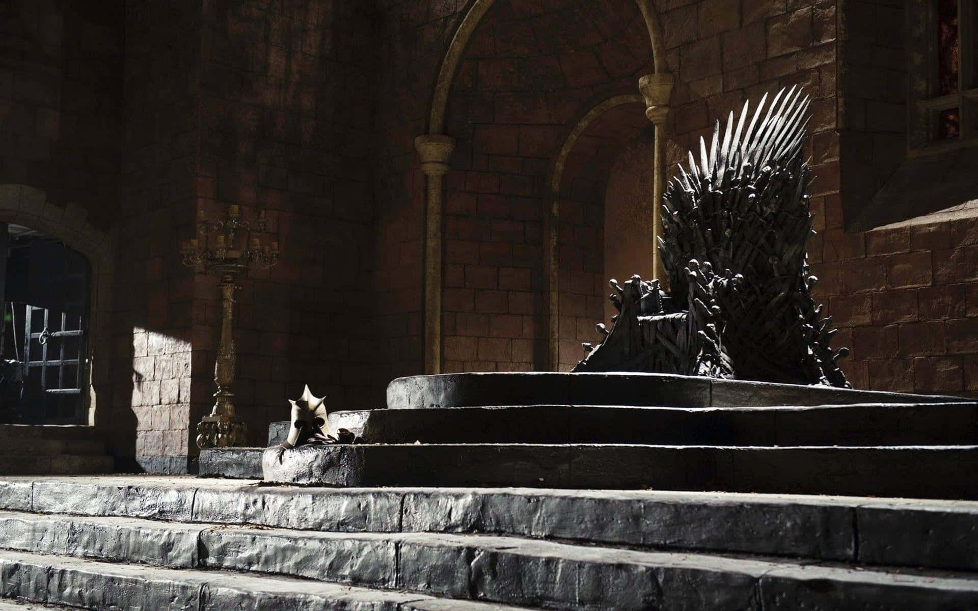 Throne 桌布 壁紙 — 一個威嚴的鐵王座坐落於石階上，位於光線昏暗的中世紀大廳，擁有拱形石牆和陽光光束。