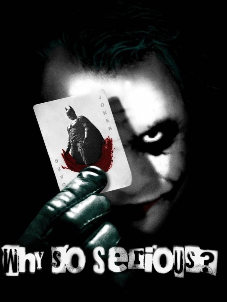 Why So Serious Joker 桌布 壁紙 — 一個威脅性的小丑拿著一張沾有血跡的小丑牌，上面有蝙蝠俠圖案，背景是純黑色，並帶有文字 why so serious?