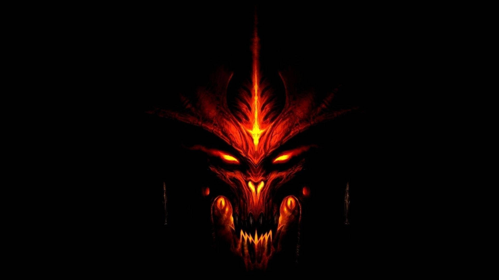 在黑色背景上，帶有發光眼睛和尖銳牙齒的火焰惡魔面孔。 — 惡魔 壁紙