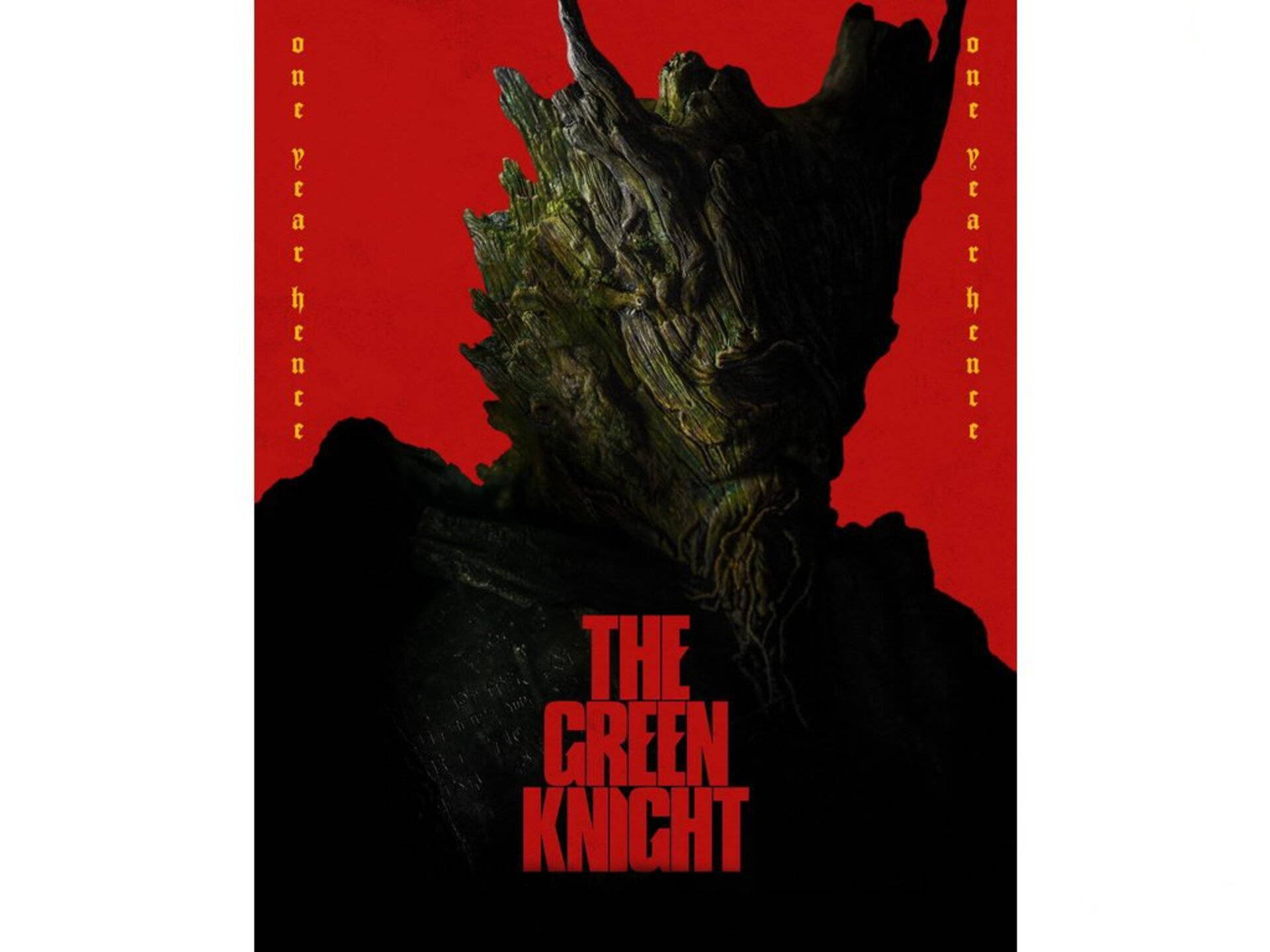 The Green Knight 桌布 壁紙 — 一個威脅性的樹頭騎士聳立在鮮紅色的背景上，粗體紅色文字垂直宣告「THE GREEN KNIGHT」和「one year hence」。