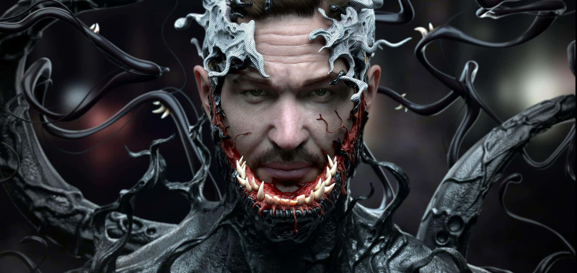 Tom Hardy Venom 桌布 壁紙 — 一個威脅性的特寫鏡頭，一個男人與黑色共生體觸手和鋒利牙齒融合，背景是黑暗模糊的。