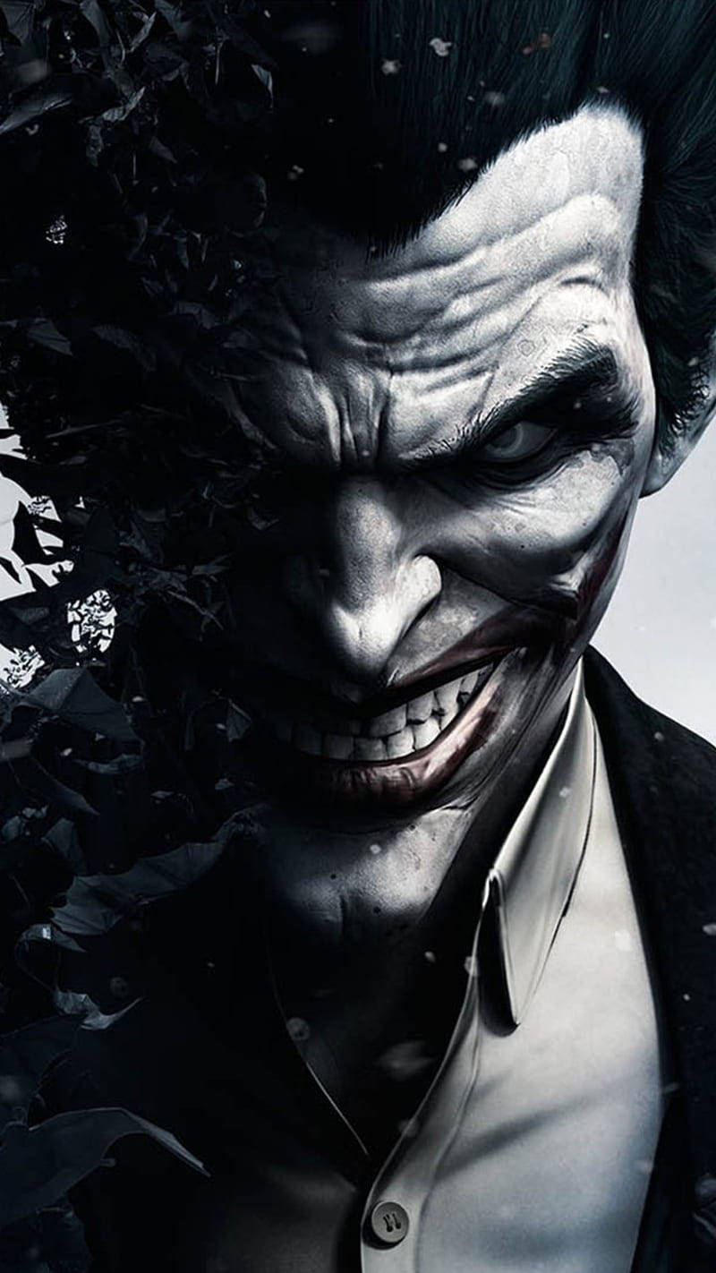 Black And White Joker 桌布 壁紙 — 一個威脅性的近距離鏡頭，小丑咧嘴大笑，深色化妝，從破碎的玻璃中出現。