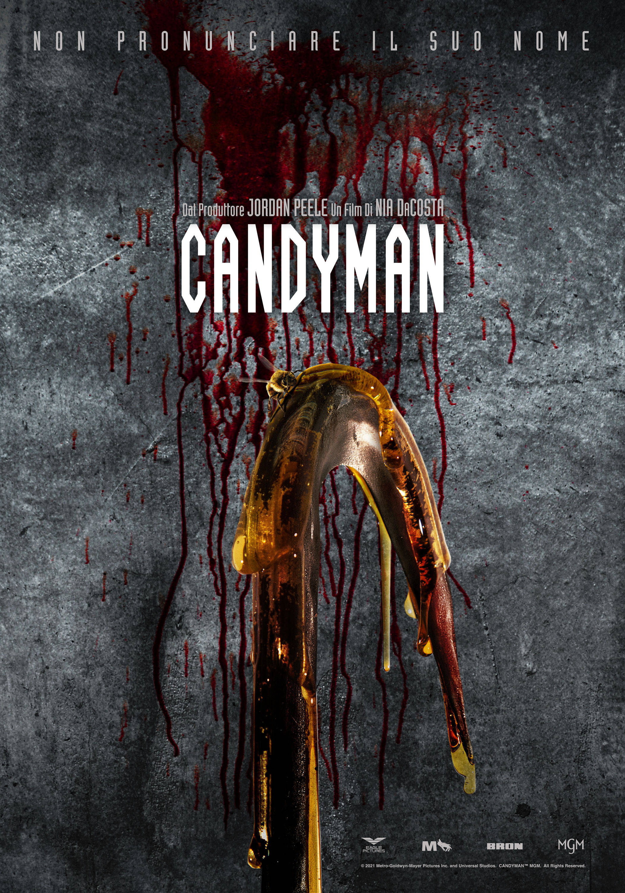 Candyman 桌布 壁紙 — 一個威脅性的金色鉤子滴著血，靠在骯髒的灰色牆上，牆上有標題Candyman和義大利語警告文字。