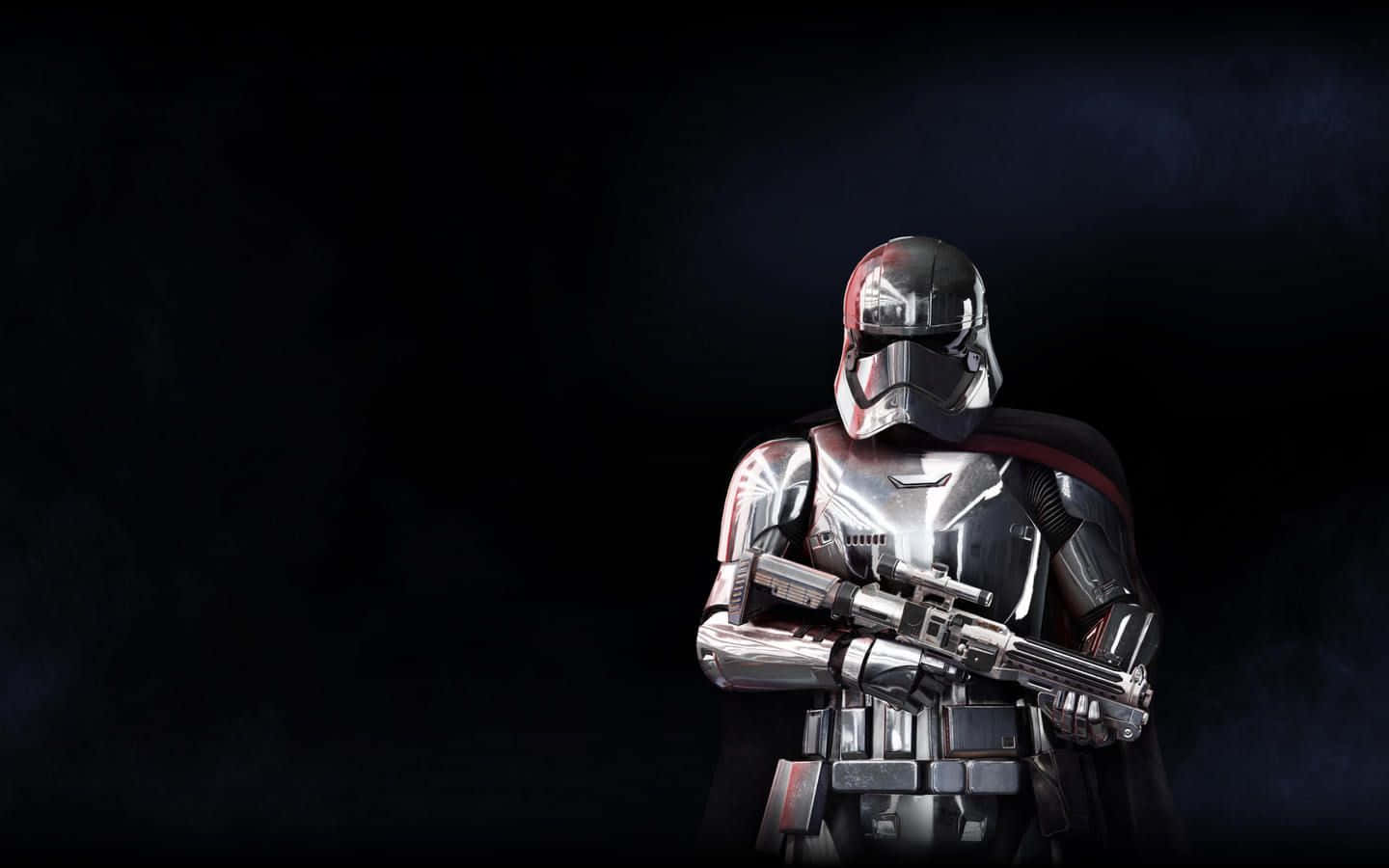 Captain Phasma 桌布 壁紙 — 一個威脅性的銀色裝甲風暴兵站在陰暗的黑暗中，手持爆能步槍。