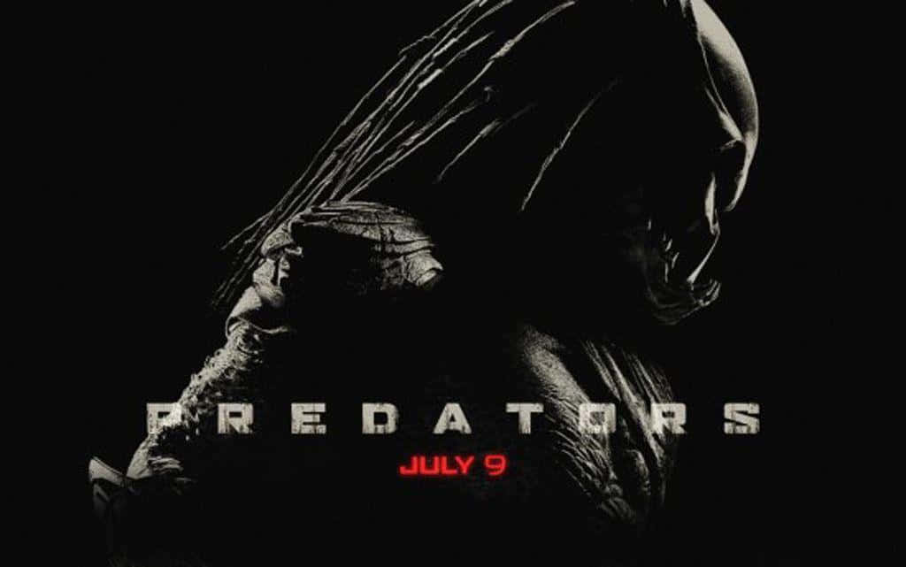 Wolf Predator 桌布 壁紙 — 一個威脅性的鐵血戰士潛伏在陰影中，擁有發光的紅色眼睛和紋理裝甲，背景為黑色。