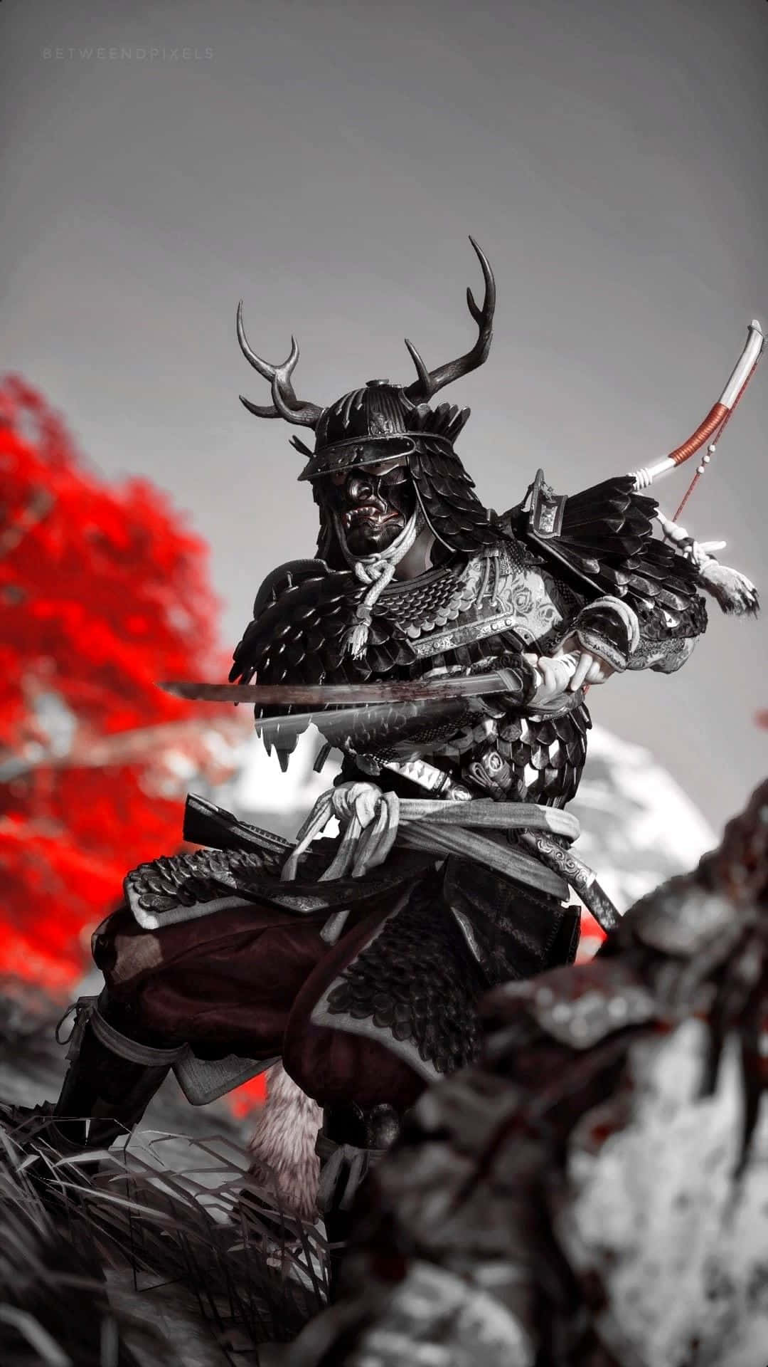 Ghost Of Tsushima iPhone 桌布 壁紙 — 一個威風凜凜的武士，身穿華麗的黑色盔甲，頭戴鹿角頭盔，手持劍和弓，以鮮紅的樹木為背景，蓄勢待發。
