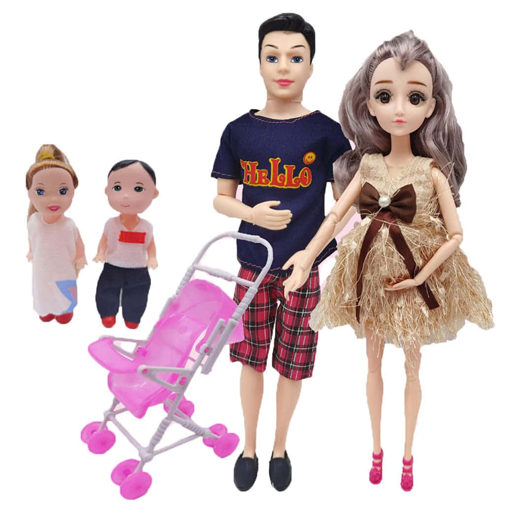 toys 桌布 壁紙 — 一個娃娃家庭，有一位懷孕的女人和一個男人，拿著一部粉紅色嬰兒車，旁邊有兩個較小的兒童娃娃。