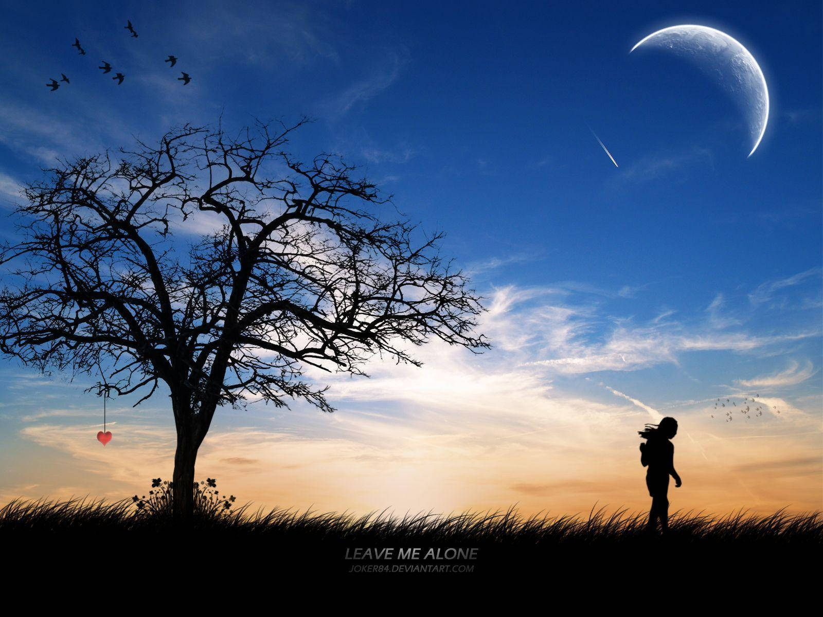 Silhouette 桌布 壁紙 — 一個孤獨人物的剪影，站在高草中，旁邊是一棵光禿禿的樹，樹上掛著一顆紅心，背景是新月和飛鳥。