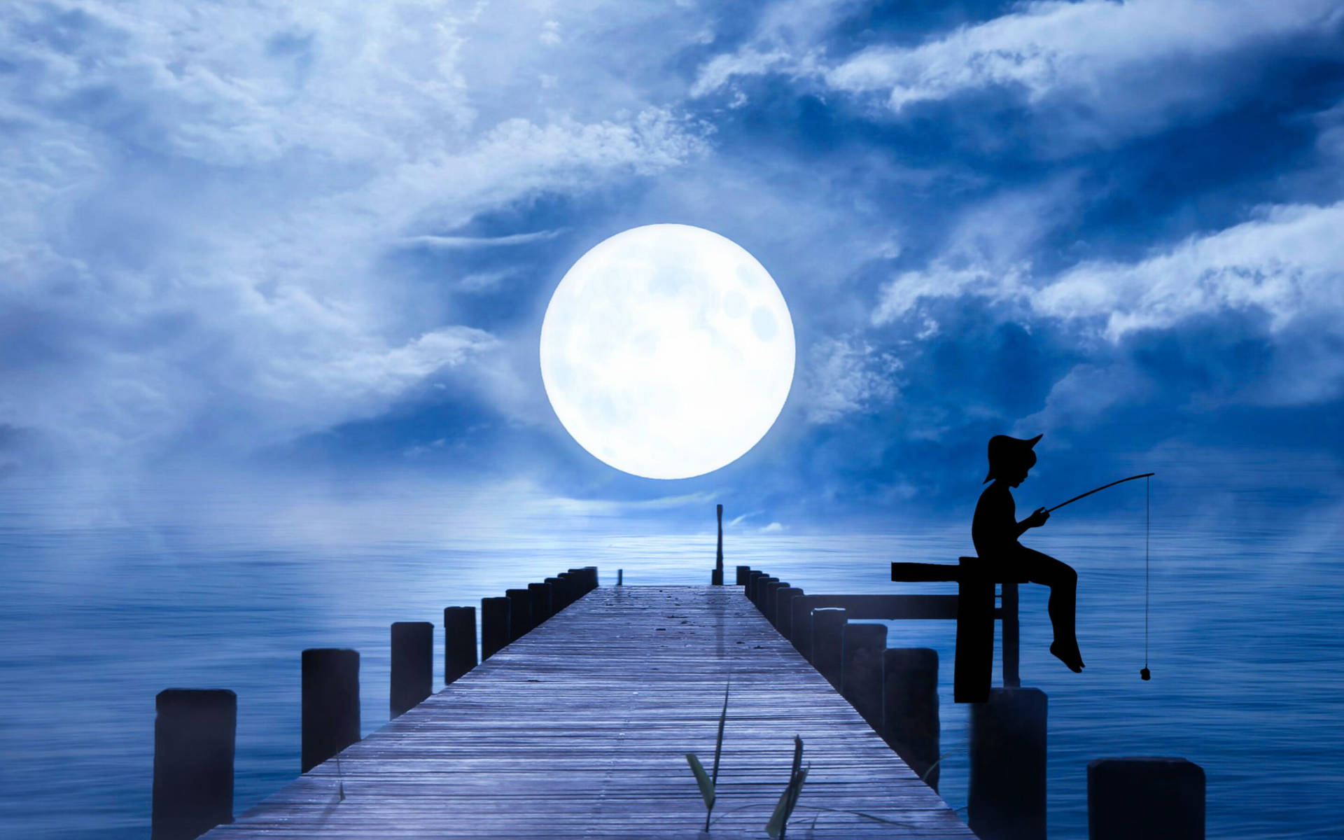 Alone 桌布 壁紙 — 一個孤獨漁夫的剪影坐在木碼頭上，巨大的滿月將藍光投射在平靜的水面和戲劇性的雲層上。