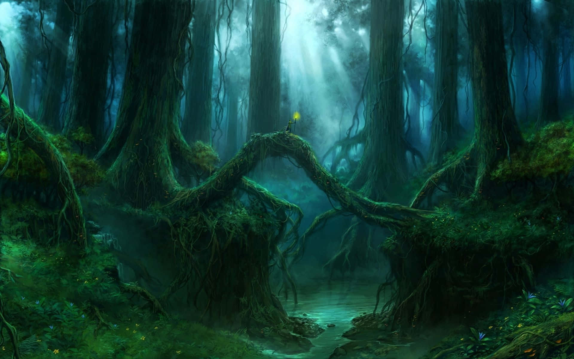 Enchanted Forest 桌布 壁紙 — 一個孤獨發光的身影站在一條長滿苔蘚的樹根橋上，身處迷霧籠罩的魔法森林，沐浴在空靈的藍色和綠色光芒中。