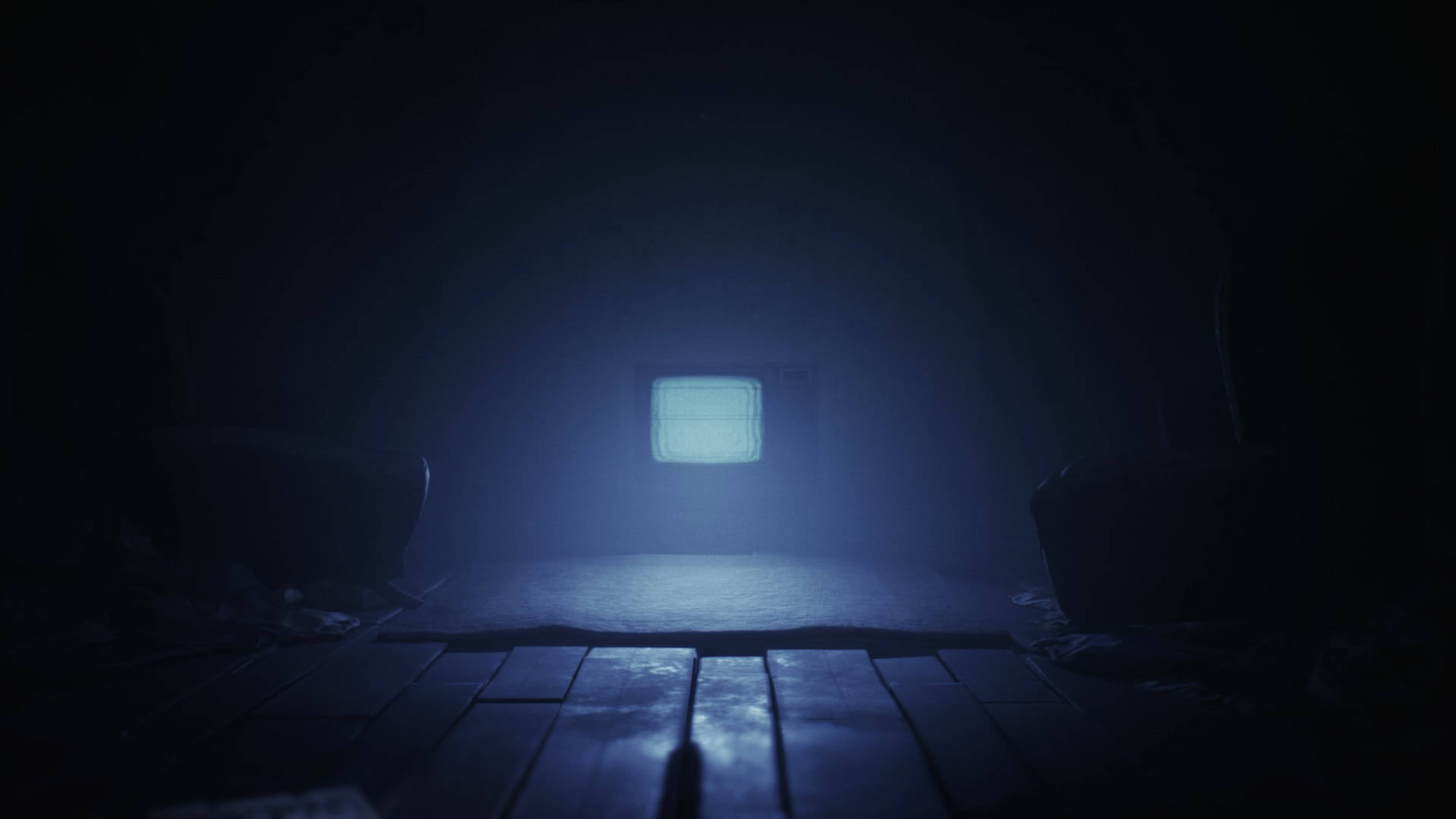Nightmares 桌布 壁紙 — 一個孤獨發光的電視螢幕照亮了一個黑暗廢棄的隧道，裡面有木板和瓦礫。