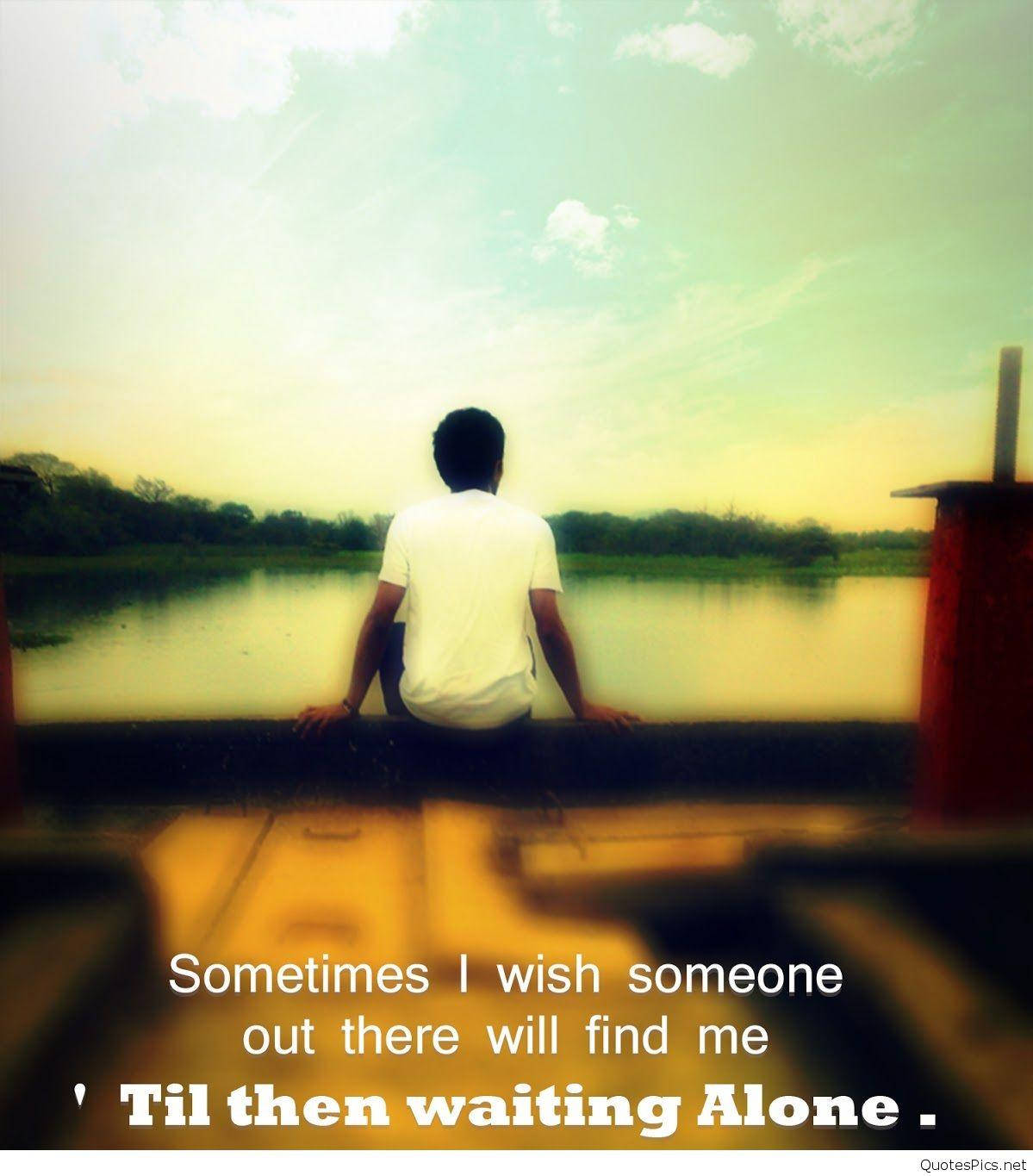 Alone Boy 桌布 壁紙 — 一個孤獨的人坐在岩石上，俯瞰著平靜的湖泊，天空柔和金黃，飄著縷縷薄雲。