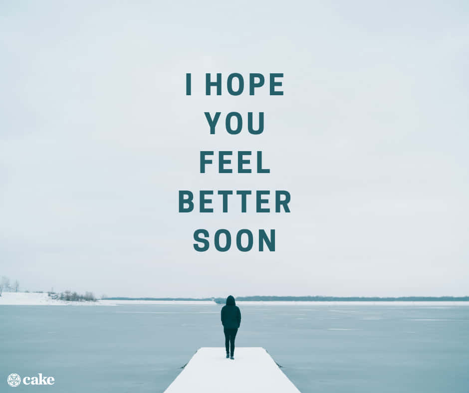 hope you feel better 桌布 壁紙 — 一個孤獨的人站在冰封湖面上碼頭的盡頭，天空多雲，上面覆蓋著文字「希望你早日康復」。