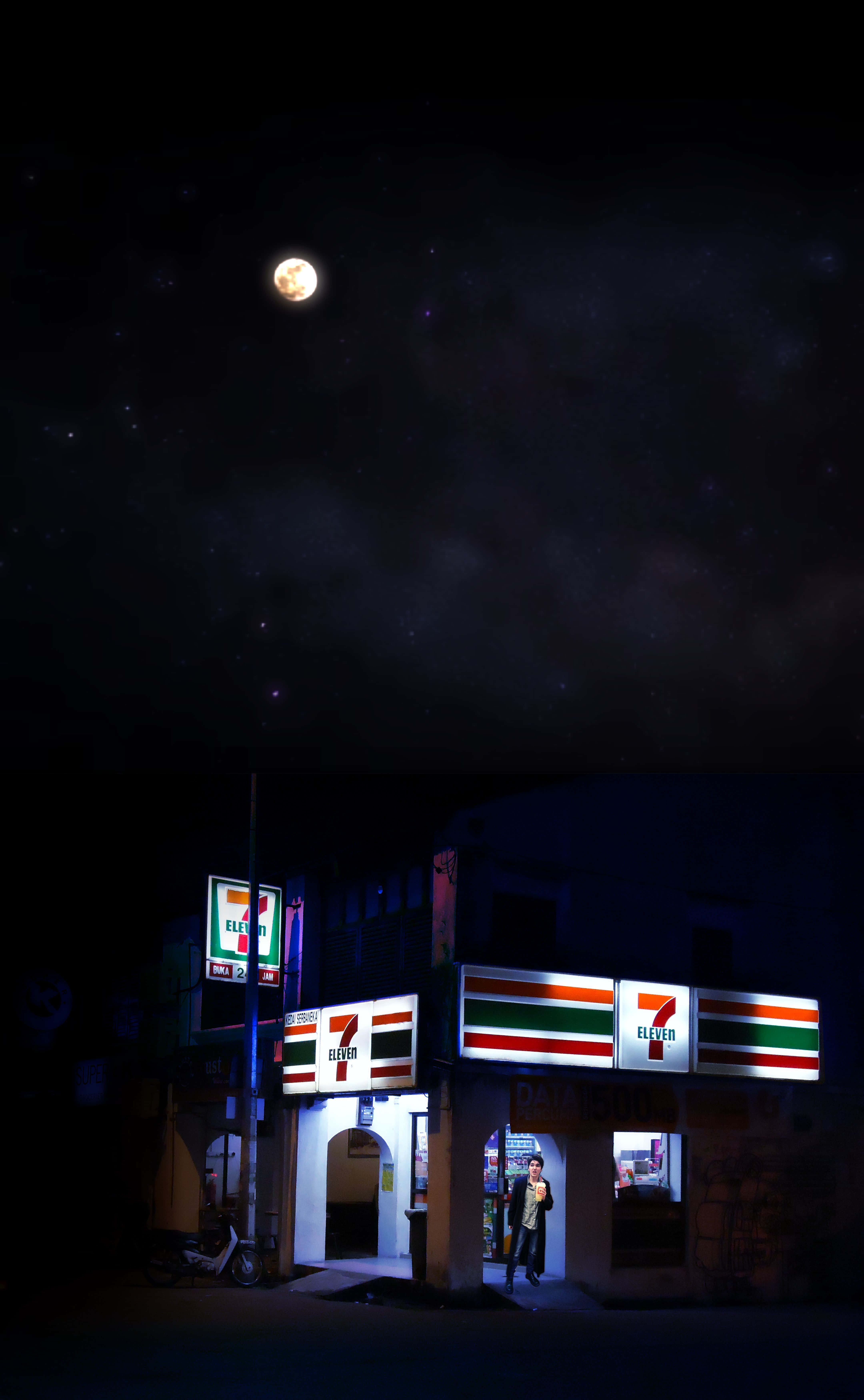 7-ELEVEN 桌布 壁紙 — 一個孤獨的人站在燈火通明的7 Eleven便利商店門口，頭上是星光閃爍的夜空和一輪發光的月亮。