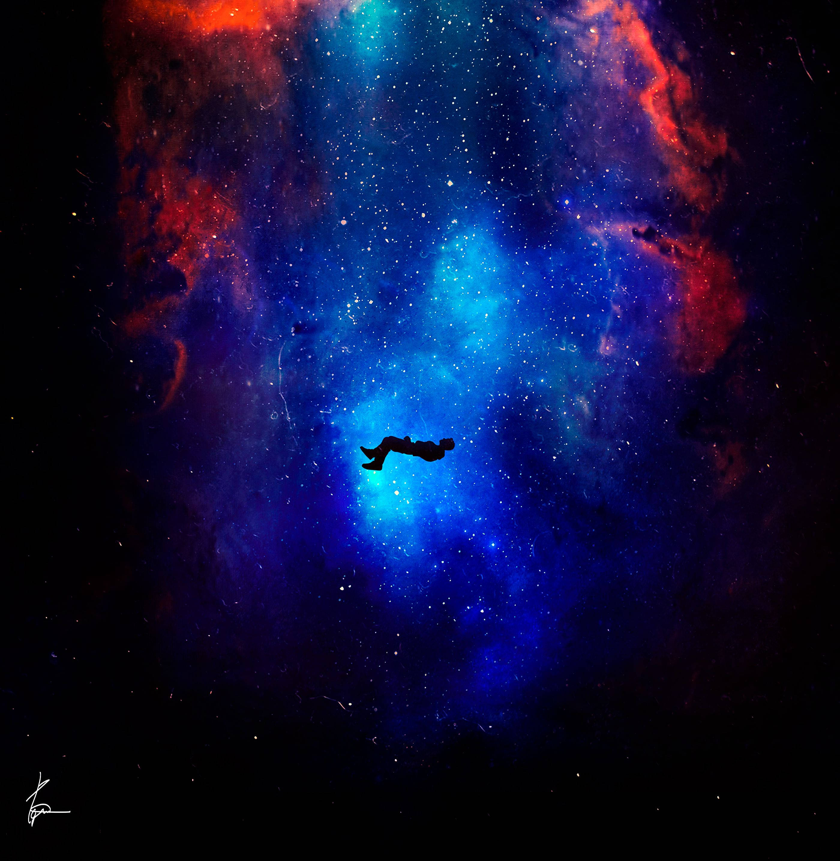 太空 桌布 壁紙 — 一個孤獨的人類剪影在充滿活力的宇宙星雲中平靜地漂浮，散發著電光藍和火紅色的光芒。