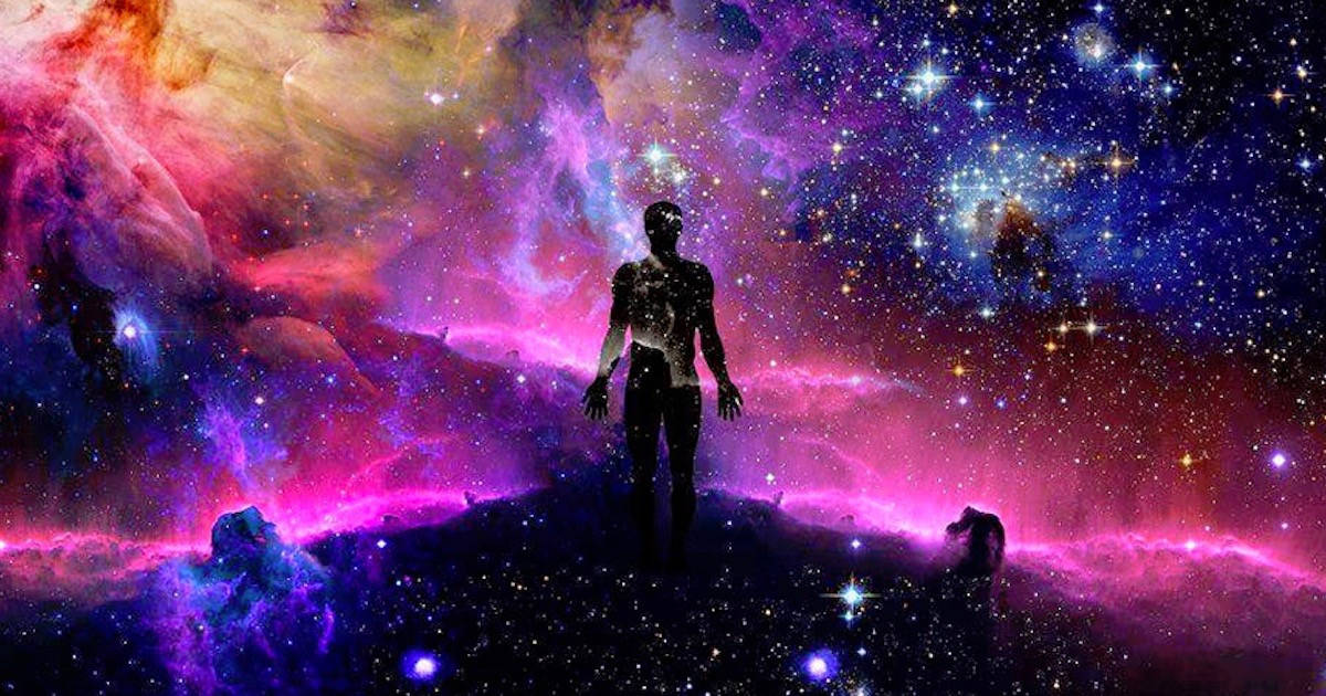 靈魂 桌布 壁紙 — 一個孤獨的人類剪影站在宇宙山丘上，下方是充滿星星和發光紫色、粉紅色和藍色雲朵的充滿活力的星雲。