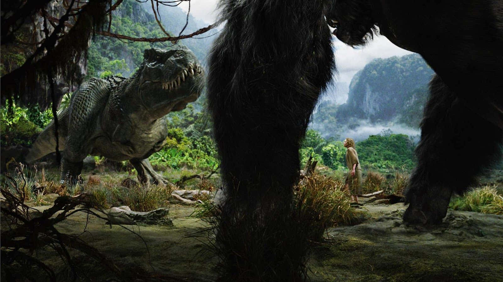 King Kong 桌布 壁紙 — 一個孤獨的人類在霧氣瀰漫的叢林空地上，被一隻巨猿和一隻咆哮的恐龍襯托得渺小。