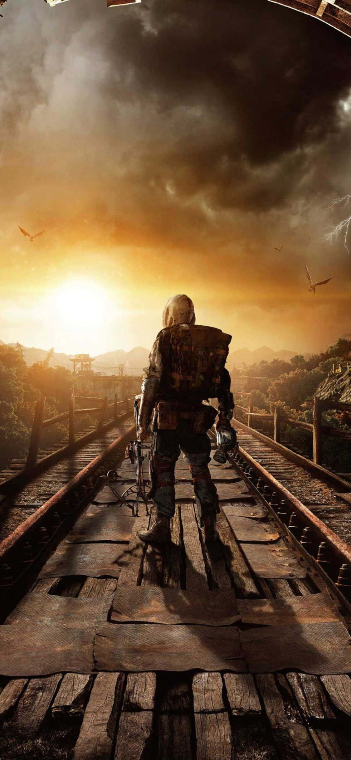 iPhone X Metro Exodus 桌布 壁紙 — 一個孤獨的倖存者在日落時分走在生鏽的鐵路橋上，頭頂有暴風雨的天空和飛鳥。