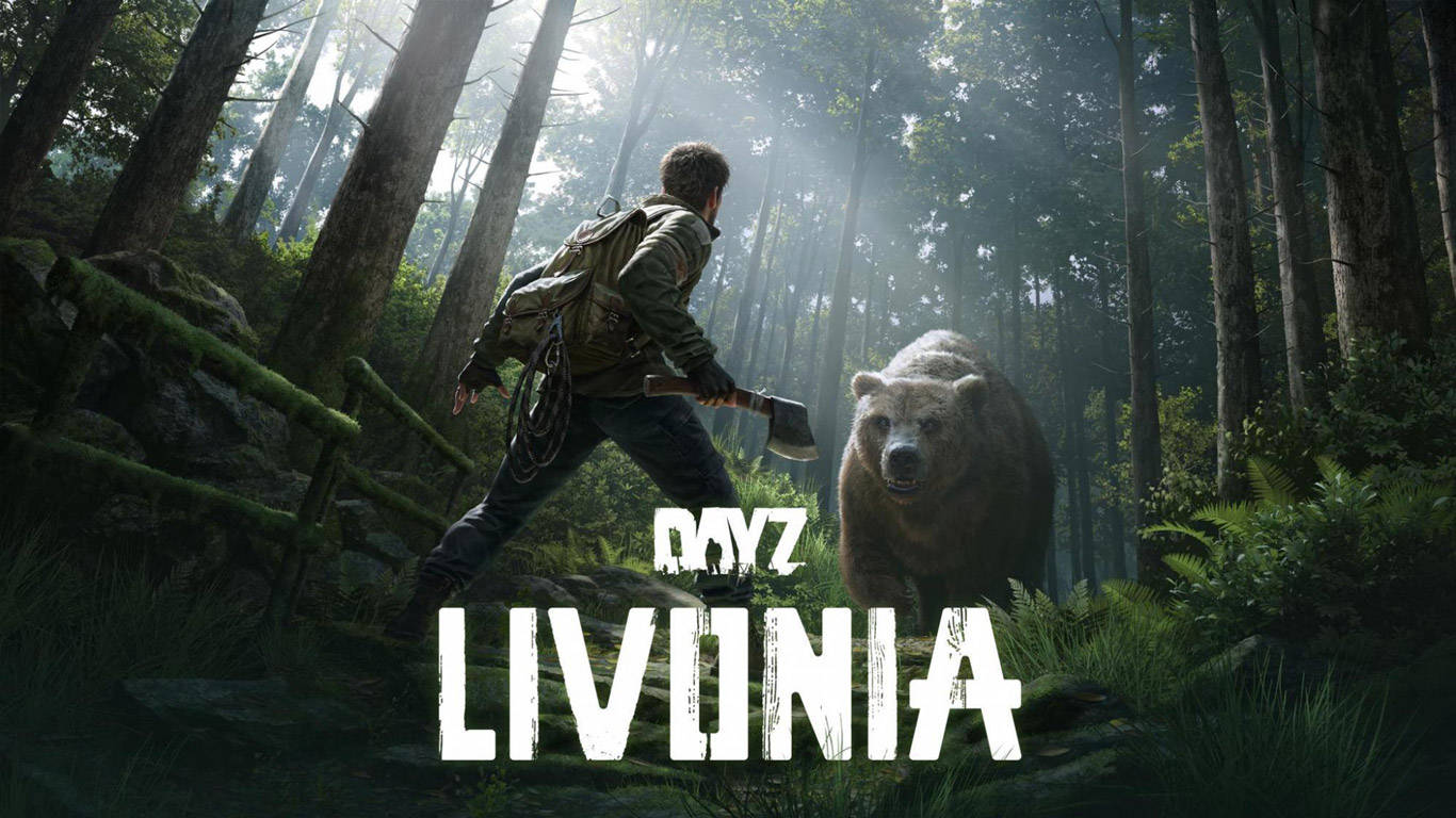 DayZ 桌布 壁紙 — 一個孤獨的倖存者拿著斧頭，在霧氣瀰漫、陽光明媚的森林中面對一隻巨大的熊，遊戲標題疊加層可見。