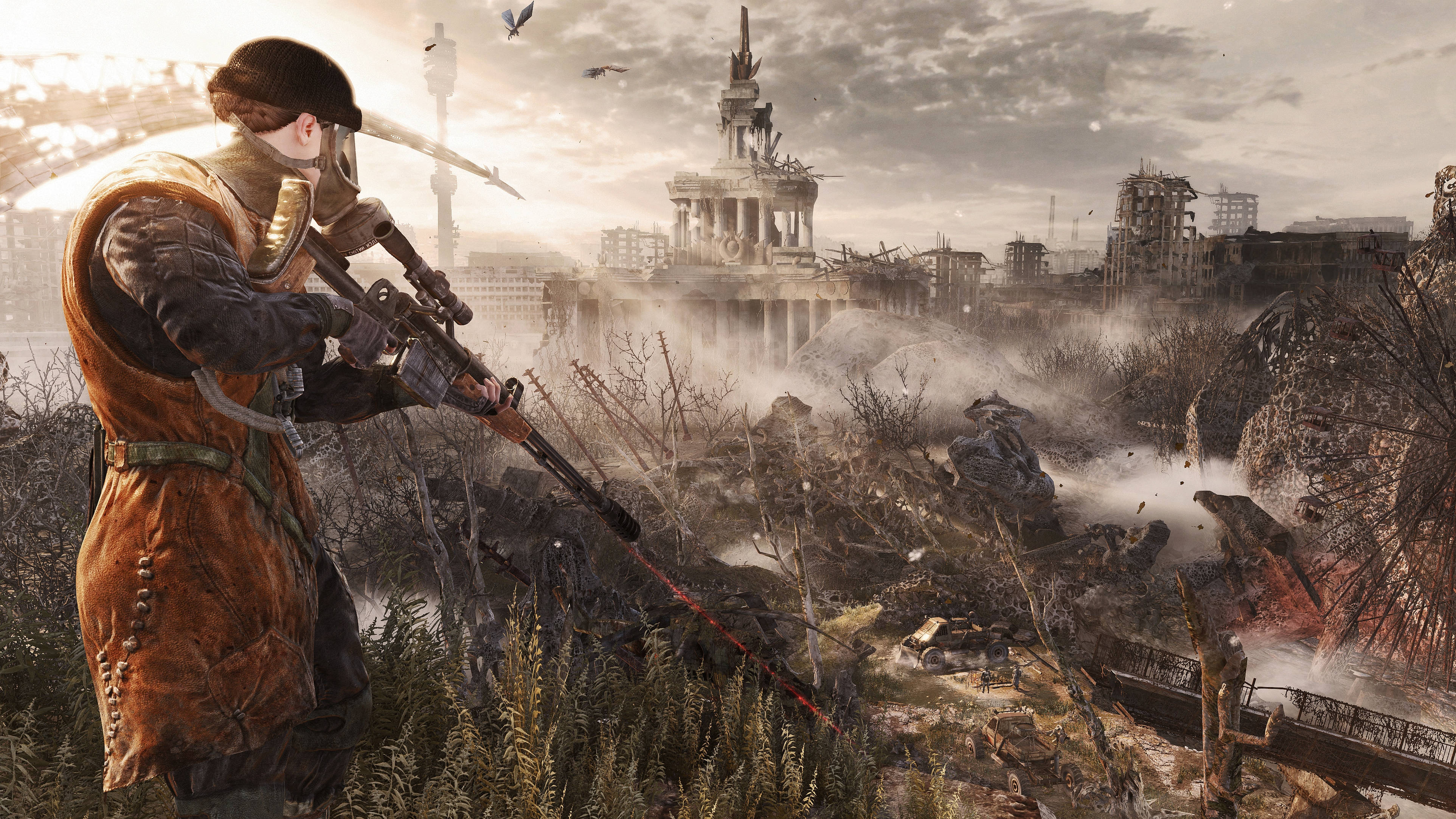 Metro Last Light 桌布 壁紙 — 一個孤獨的倖存者穿著破爛的外套，在朦朧的天空下，瞄準步槍，穿過一個廢墟城市景觀，其中有崩塌的紀念碑和雜草叢生的瓦礫。