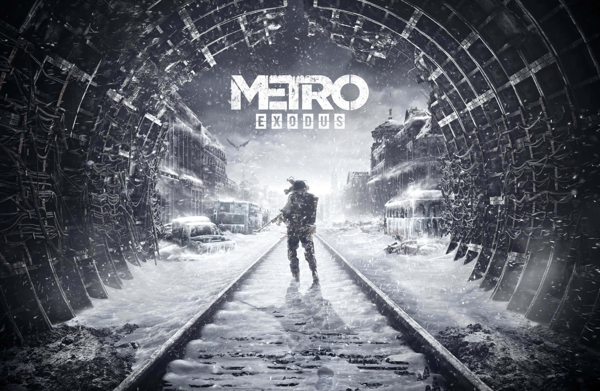 Metro 桌布 壁紙 — 一個孤獨的倖存者穿過積雪的地鐵隧道，走向陰沉天空下破敗的城市景觀。