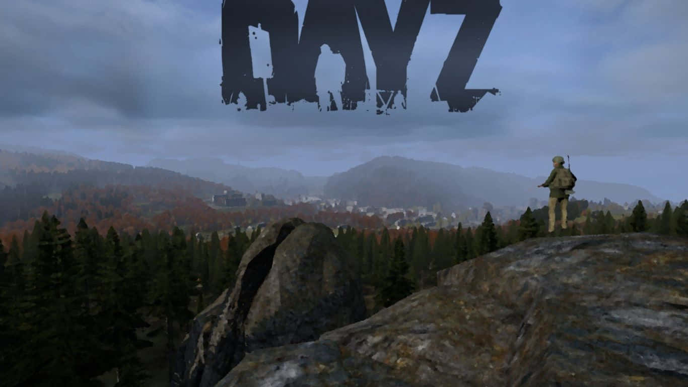 1366x768 Dayz 桌布 壁紙 — 一個孤獨的倖存者站在岩石懸崖頂上，俯瞰著多雲天空下霧氣瀰漫的森林山谷，遊戲標題「DAYZ」懸掛在頭頂。