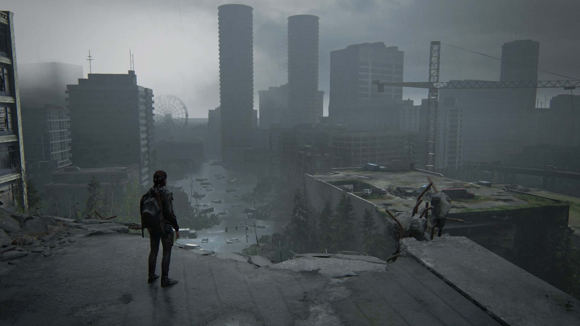 Survival Game 桌布 壁紙 — 一個孤獨的倖存者站在廢墟屋頂上，俯瞰著霧氣瀰漫、被遺棄的城市景觀，到處是破損的建築物和雜草叢生的自然。