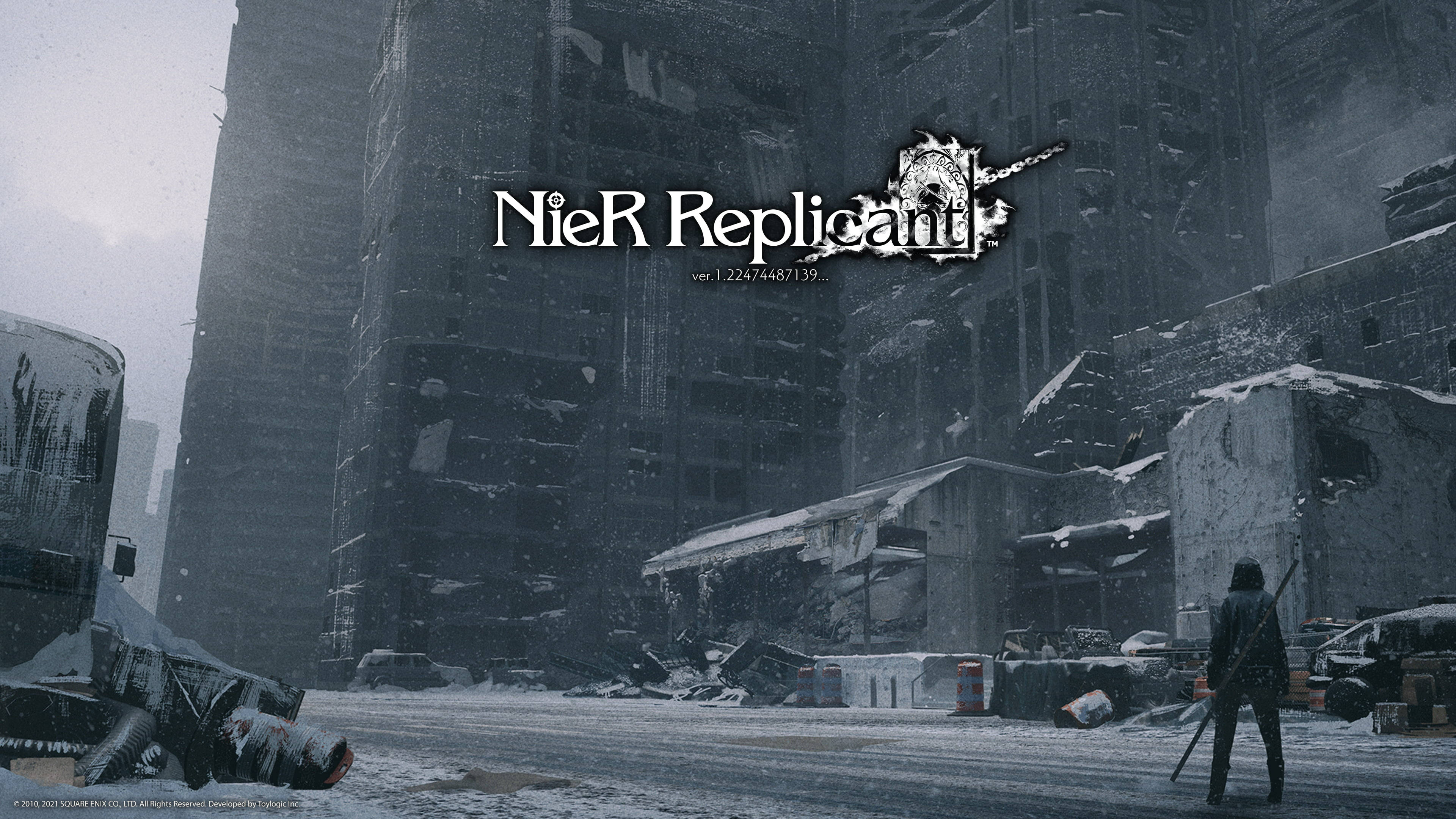 Nier 桌布 壁紙 — 一個孤獨的兜帽人物站在雪覆蓋的廢墟城市景觀中，灰色天空下，NieR Replicant 標誌漂浮在上方。