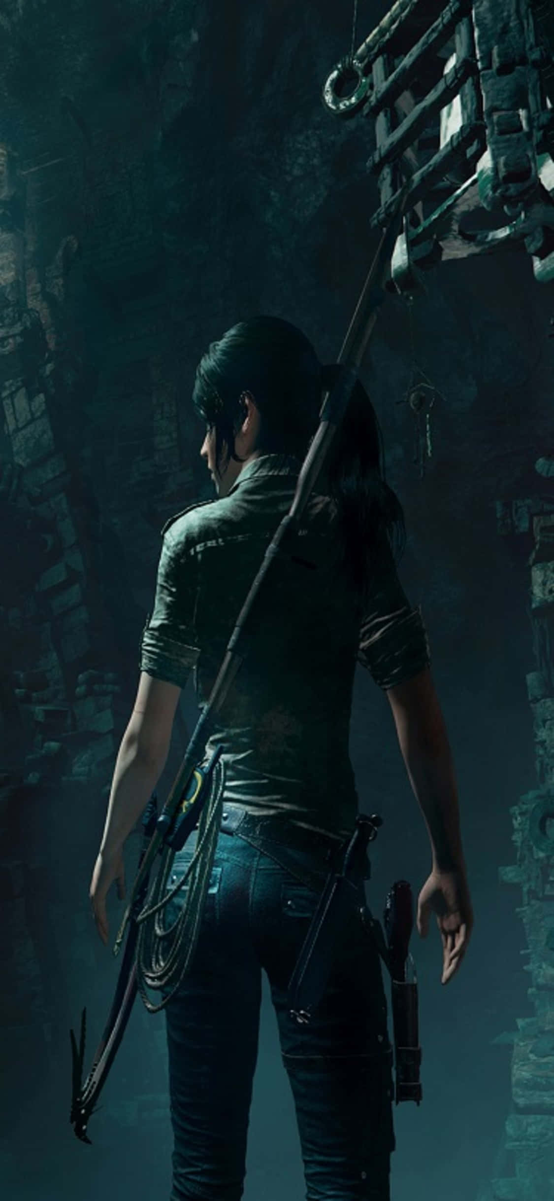 iPhone X Shadow Of The Tomb Raider 桌布 壁紙 — 一個孤獨的冒險家站在昏暗的古代廢墟中，在詭異的藍綠色燈光下拿著抓鉤。