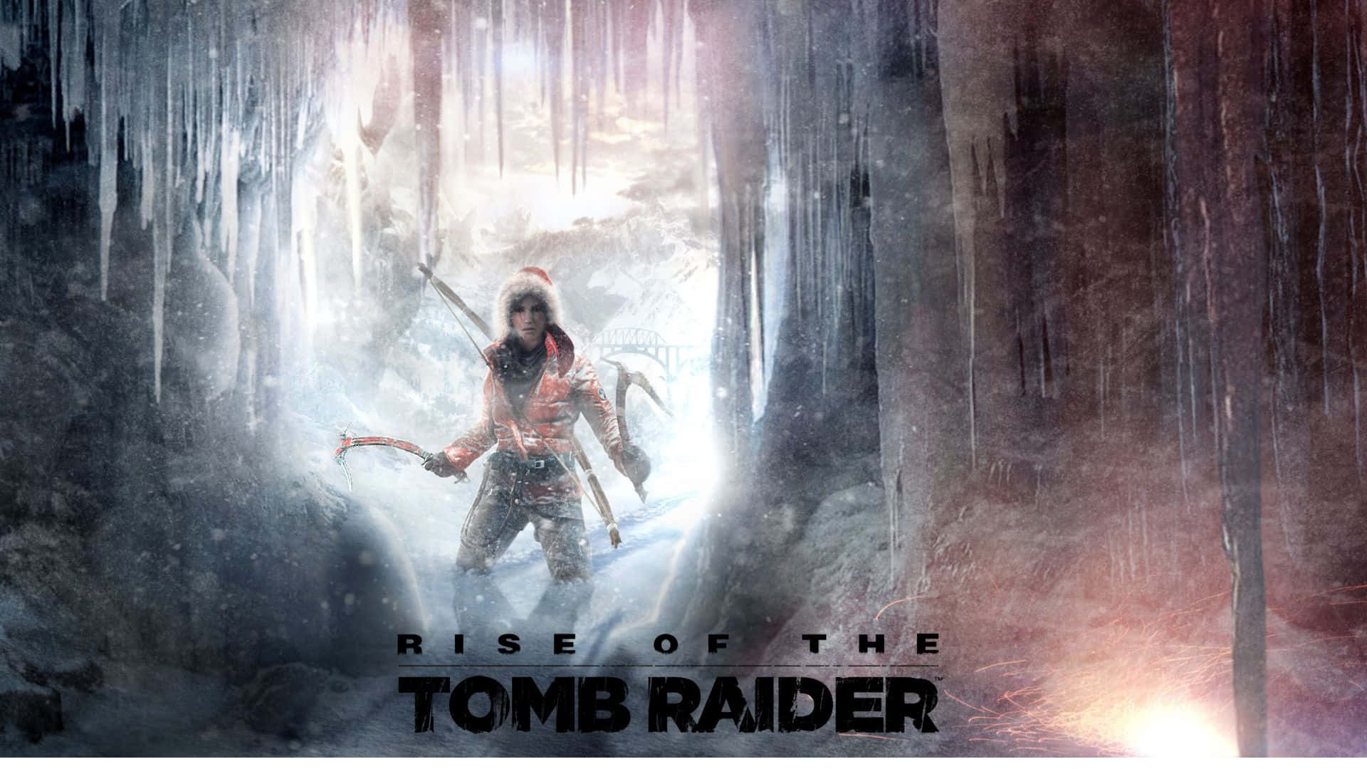 Lara Croft 桌布 壁紙 — 一個孤獨的冒險者站在一個冰凍的洞穴中，頭頂懸掛著冰柱，背後有明亮的光線照射進來。