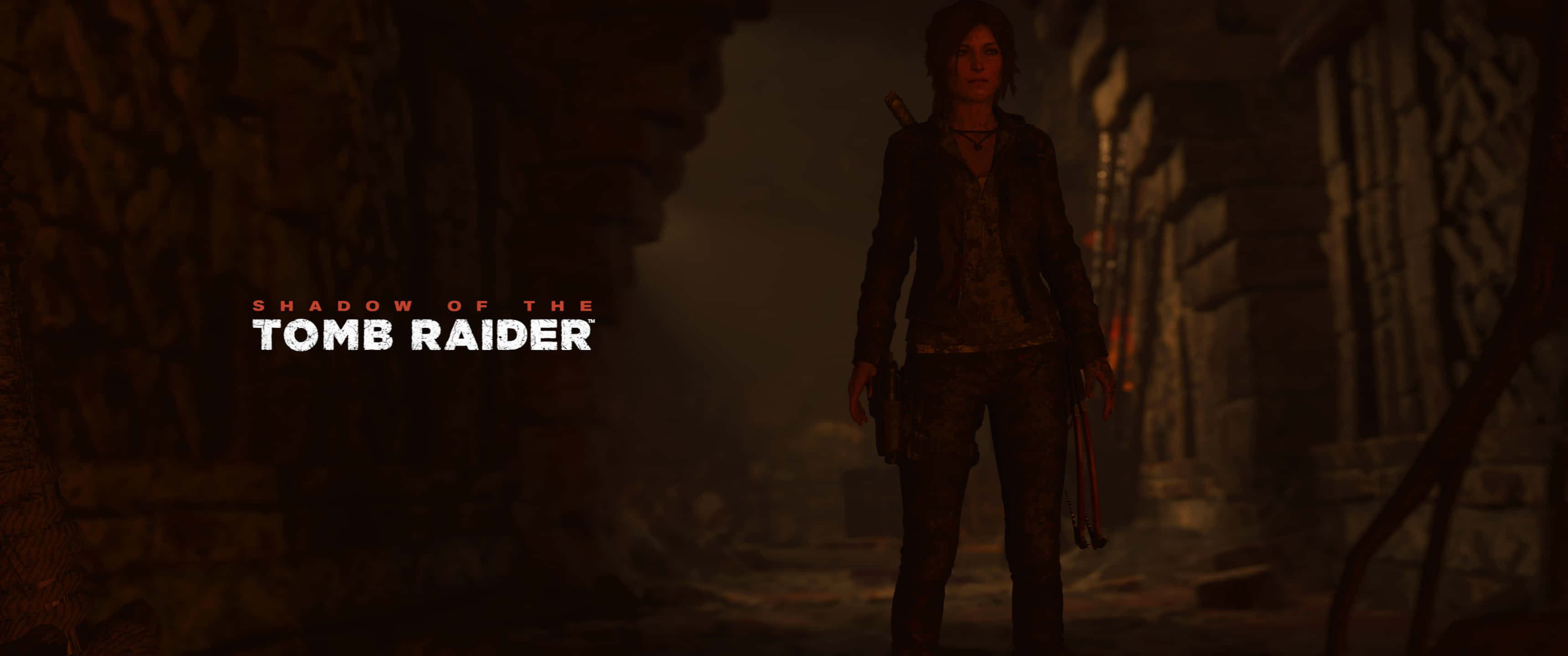 3440x1440p Rise Of The Tomb Raider 桌布 壁紙 — 一個孤獨的冒險者站在昏暗的古代廢墟中，手持武器，火炬的光芒在石牆上投下陰影。