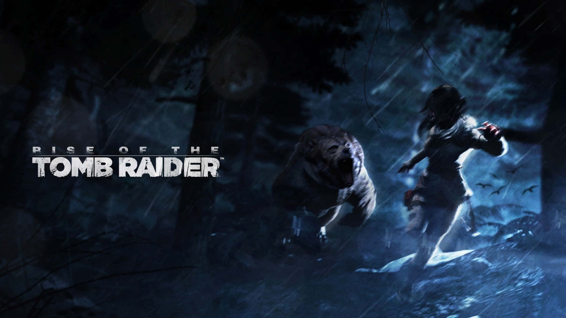 Lara Croft 桌布 壁紙 — 一個孤獨的冒險者跑過風雨交加的森林，一隻怪物從陰影中撲出。