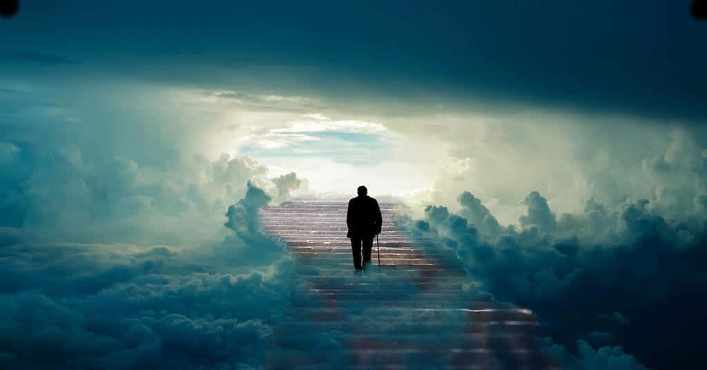 Beautiful Heaven 桌布 壁紙 — 一個孤獨的剪影人物沿著發光的樓梯向上行走，穿過旋轉的雲層，走向耀眼的光芒。