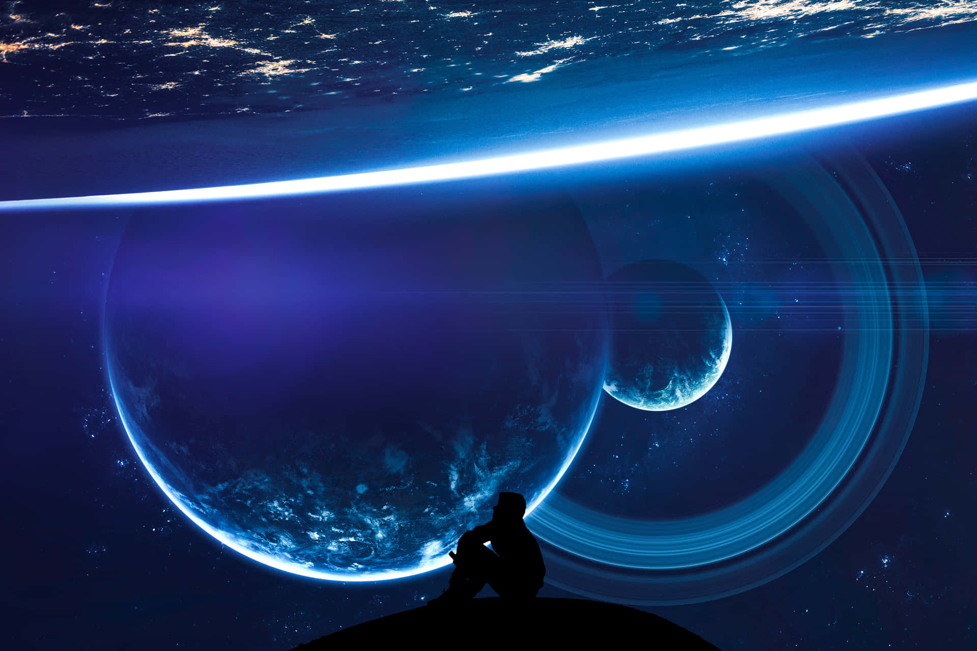 銀河 桌布 壁紙 — 一個孤獨的剪影坐在懸崖上，俯瞰宇宙夜空中的一顆發光藍色行星和月亮。