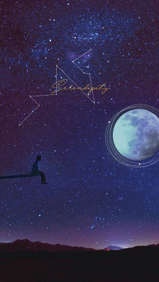 BTS 桌布 壁紙 — 一個孤獨的剪影坐在漂浮的平台上，下方是繁星點點的夜空，有一輪發光的月亮，星座上方用金色字體寫著「Serendipity」。