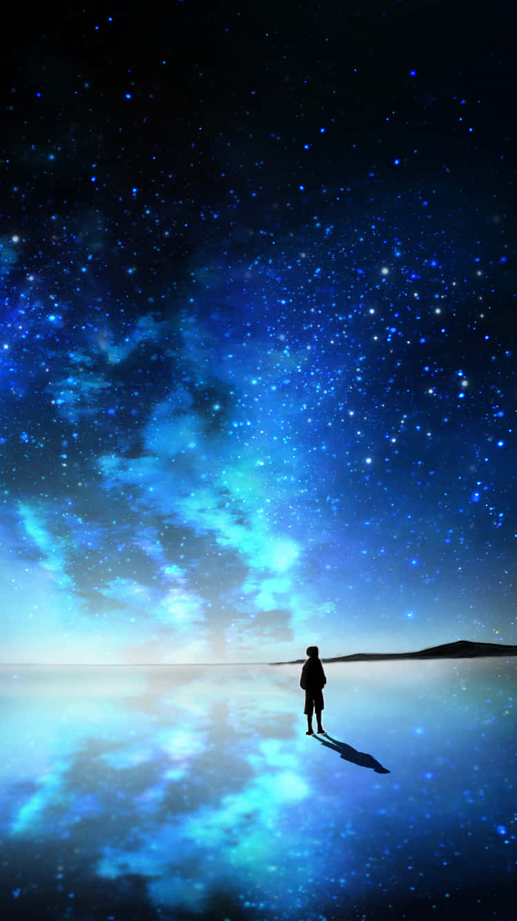 Stars 桌布 壁紙 — 一個孤獨的剪影站在反射表面上，凝視著充滿發光藍色星雲的廣闊星空夜空。