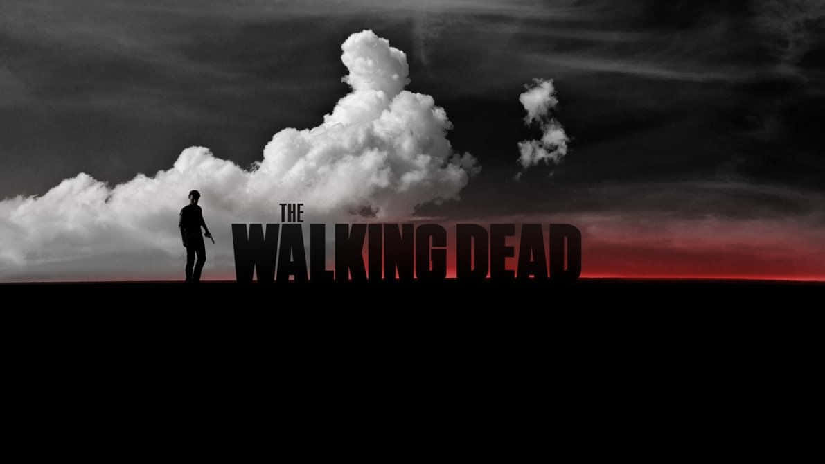 陰屍路 桌布 壁紙 — 一個孤獨的剪影站在大膽的標題《The Walking Dead》前，背景是帶有紅色地平線和鮮明雲彩的戲劇性天空。