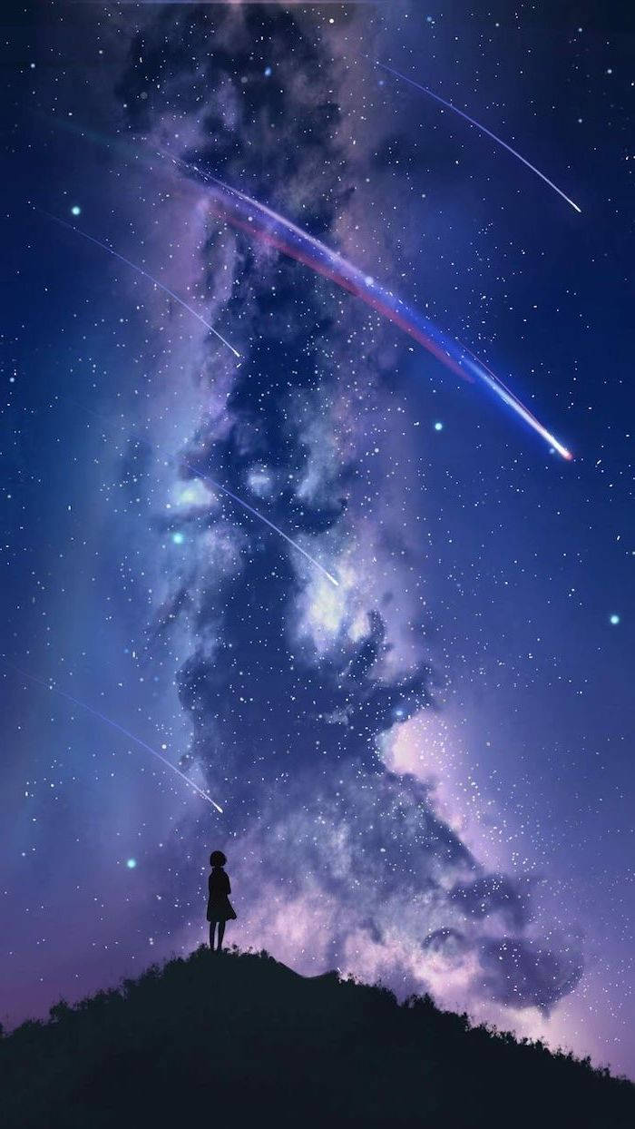 酷炫星系 桌布 壁紙 — 一個孤獨的剪影站在山頂上，凝視著充滿流星和發光星雲的充滿活力的宇宙天空。